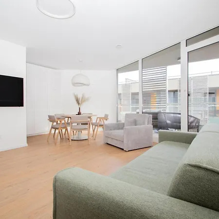 Cohost I Family Studio, With Balcony, Near Sea דירה פלאנגה